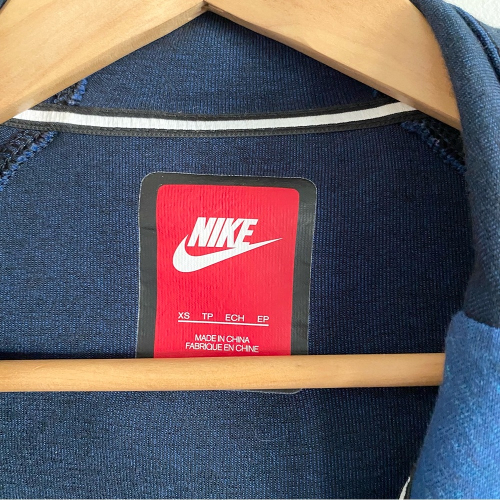 Nike Women's Zip Up Hoodie Jacket Activewear - Picture 6 of 6